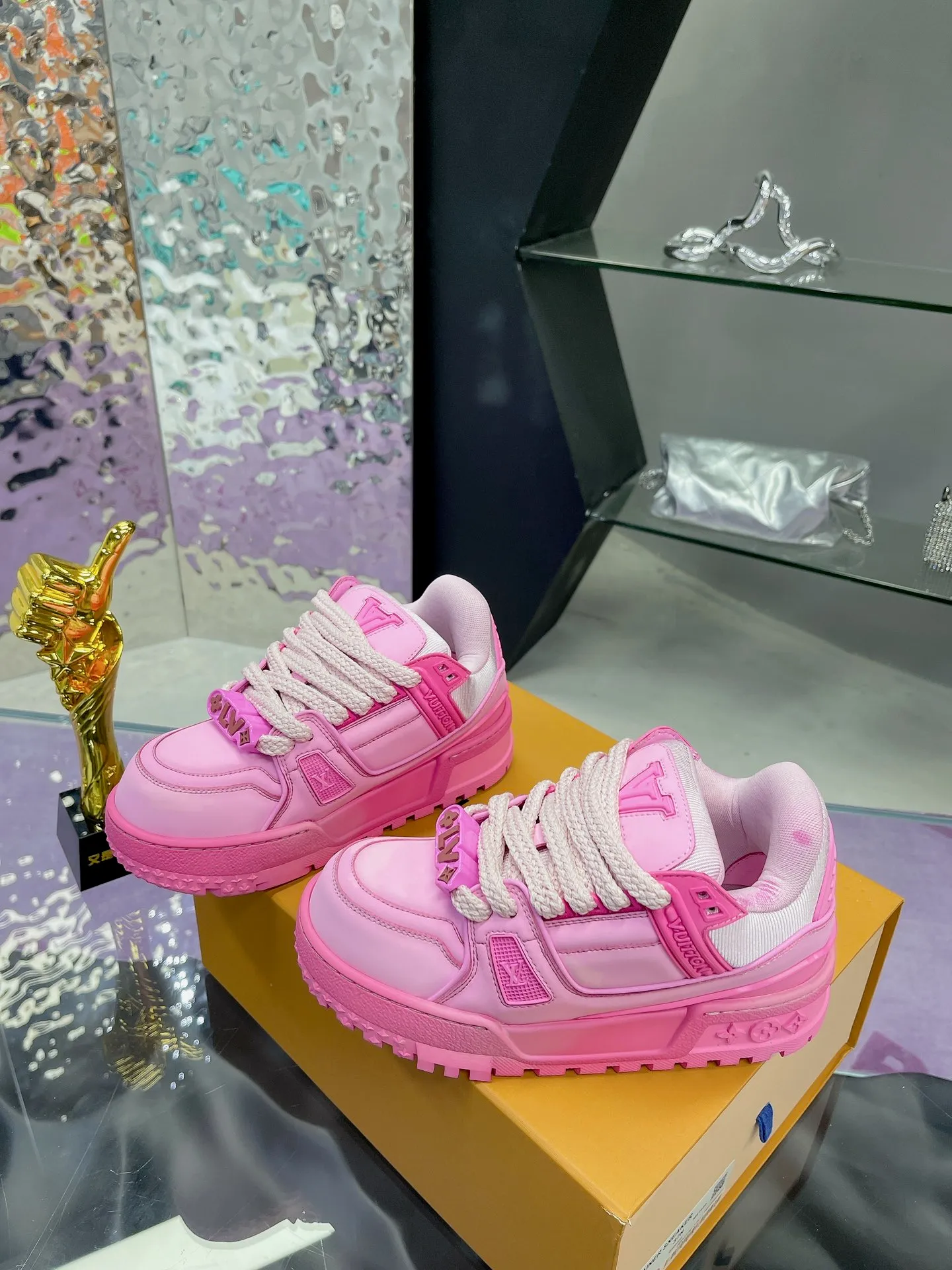 Men's shoes 💰1020❤️❤️❤️ LV donkey brand L's latest catwalk models Chubby Chubby Chubby Chubby TRAINER MAXI bread shoes Skateboard shoes Casual Couple models Sports shoes DIY beading Original purchase and development Production This LV Trainer Maxi sneaker is made of soft cow leather, with a large silhouette and convex outsole to reinterpret the original LV Trainer sneaker design, interpreting the inspiration of retro basketball shoes. Rubber LV monogrammed upper, Monogram floral outsole. Exquisite packaging at the delivery counter 🛍📦 ▪️Fabrics: Original customized imported first-layer cowhide ▪️Lining: Original customized breathable mesh lining ▪️Outsole: Original open-molded TPU combination outsole ▪️Sole thickness: 4CM ▪️Size: Women's 35-41 Men's 39-45